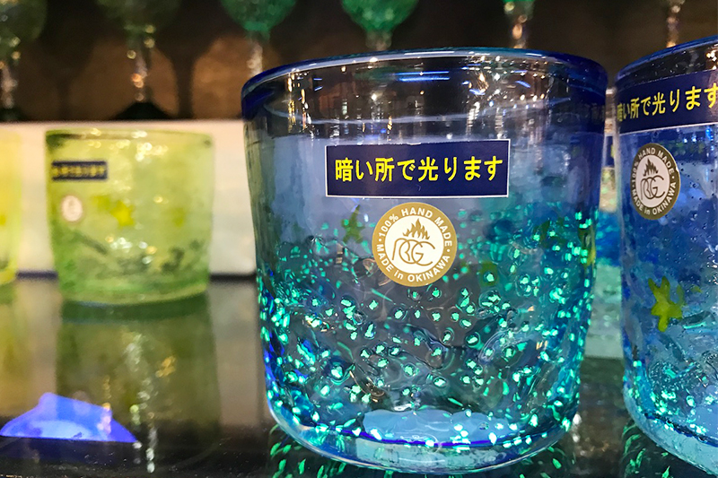 你可以在紀念品店購買夜光玻璃杯