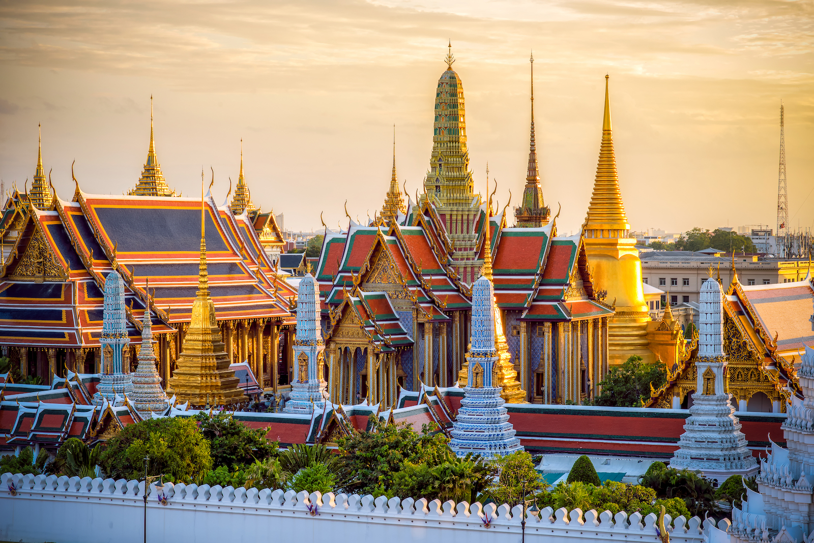 Grand Palace and Wat Phra Keaw at sunset;