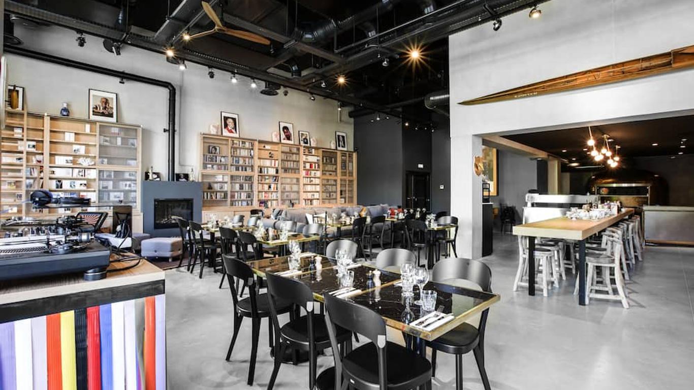 里昂合流摩巴酒店