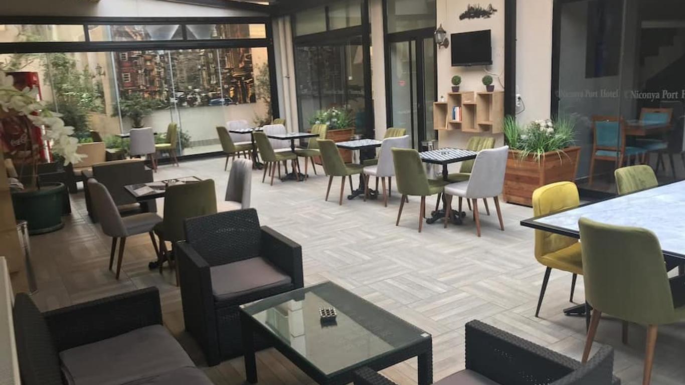 尼康亞港口套房及酒店