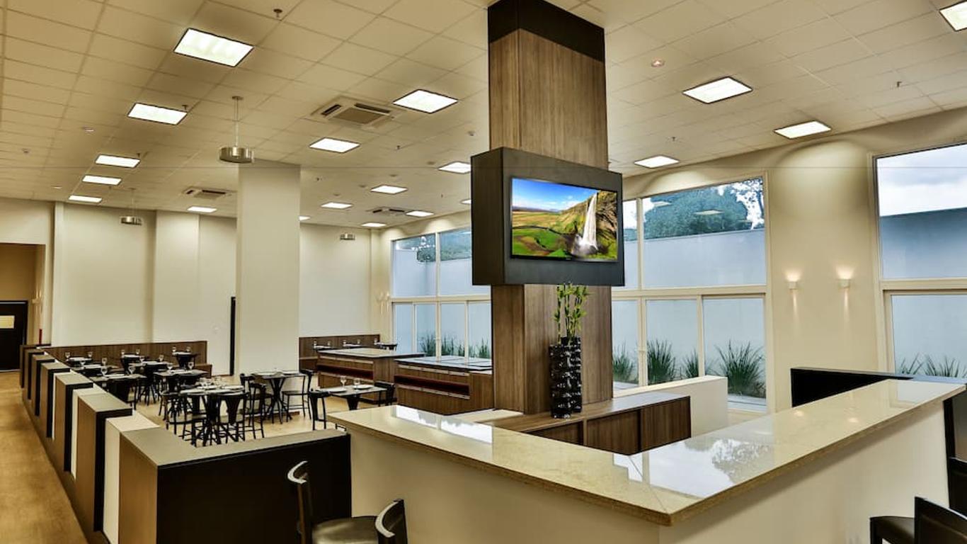 庫亞巴機場斯拉維耶羅史林姆酒店 - 瓦爾澤亞蘭德