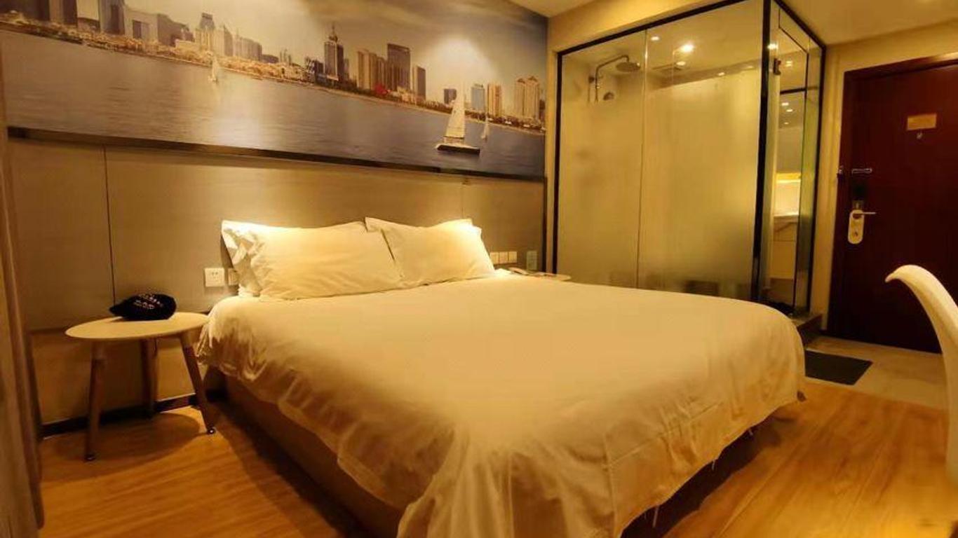 Zhongtian Seaview Hotel (Zhanqiao Railway Station)