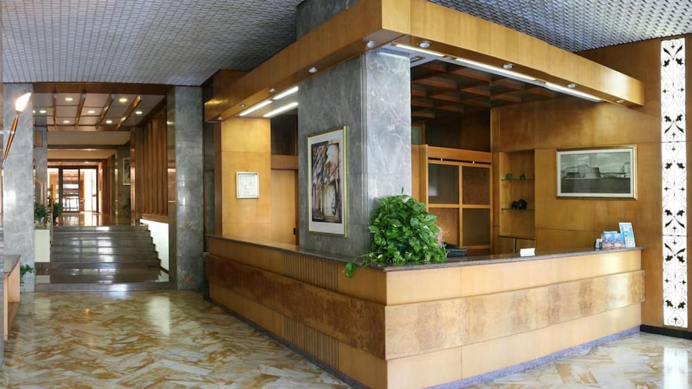 廣場酒店 - 塔蘭托