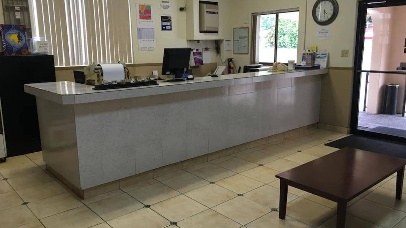 塔穆寧廣場酒店 - 塔穆寧