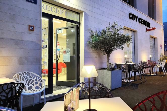 普拉市中心旅館