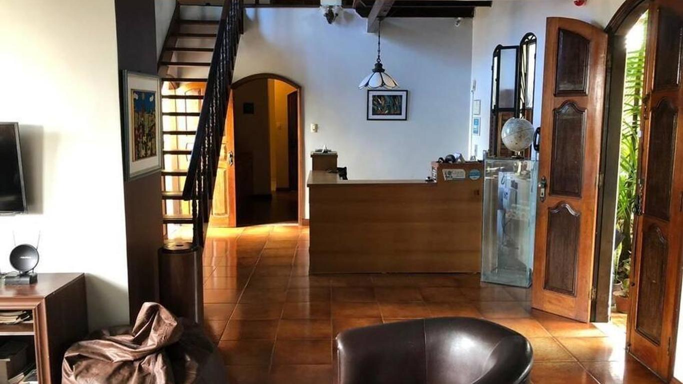 萊斯羅伊斯旅館