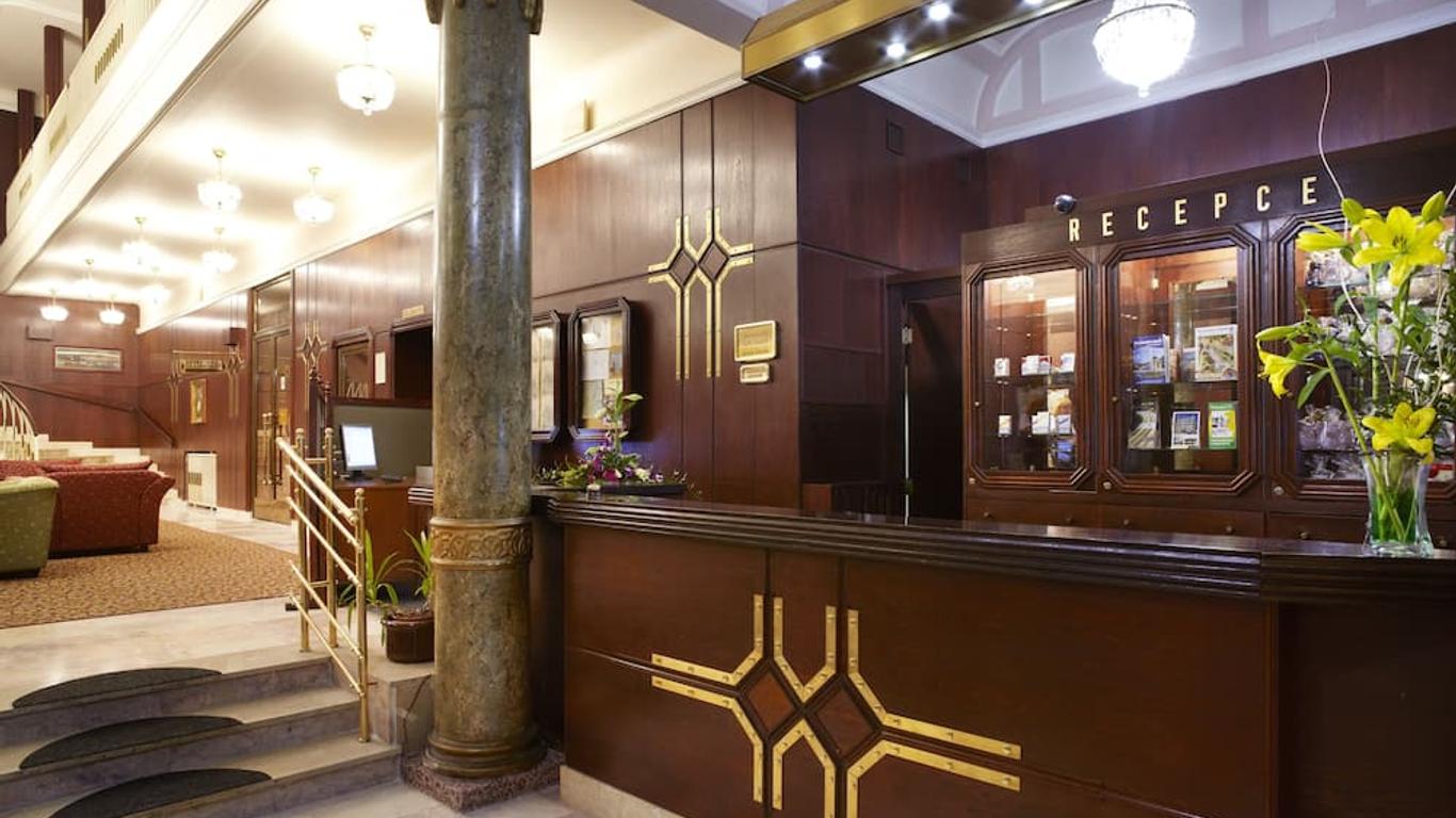 英式庭院奧雷亞酒店 - 瑪麗安斯基蘭澤