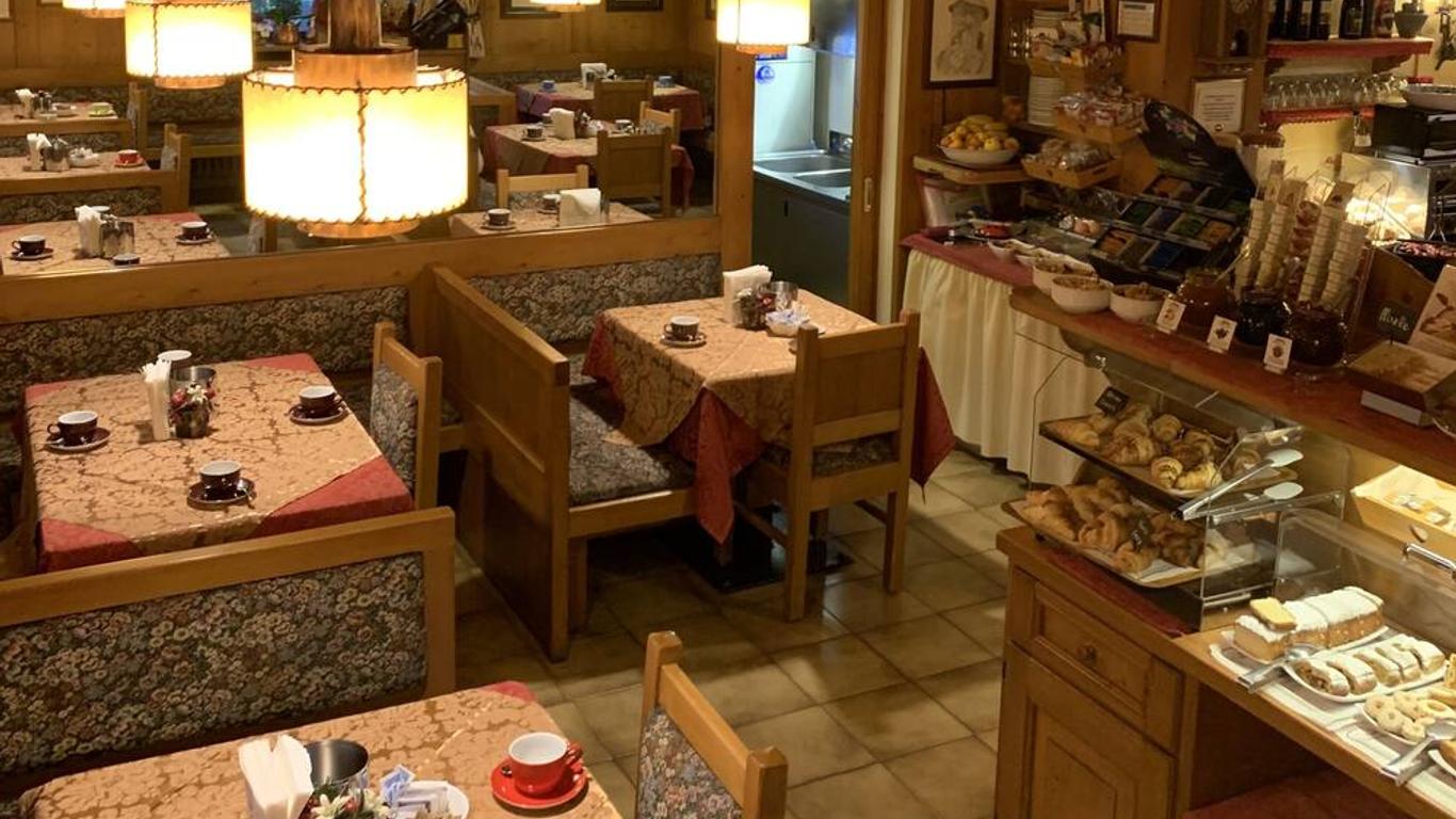 尼弗梅布勒別墅酒店 - 柯提納安培佐
