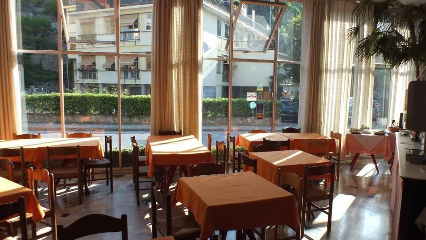 哥利布里酒店 - 菲納萊利古雷