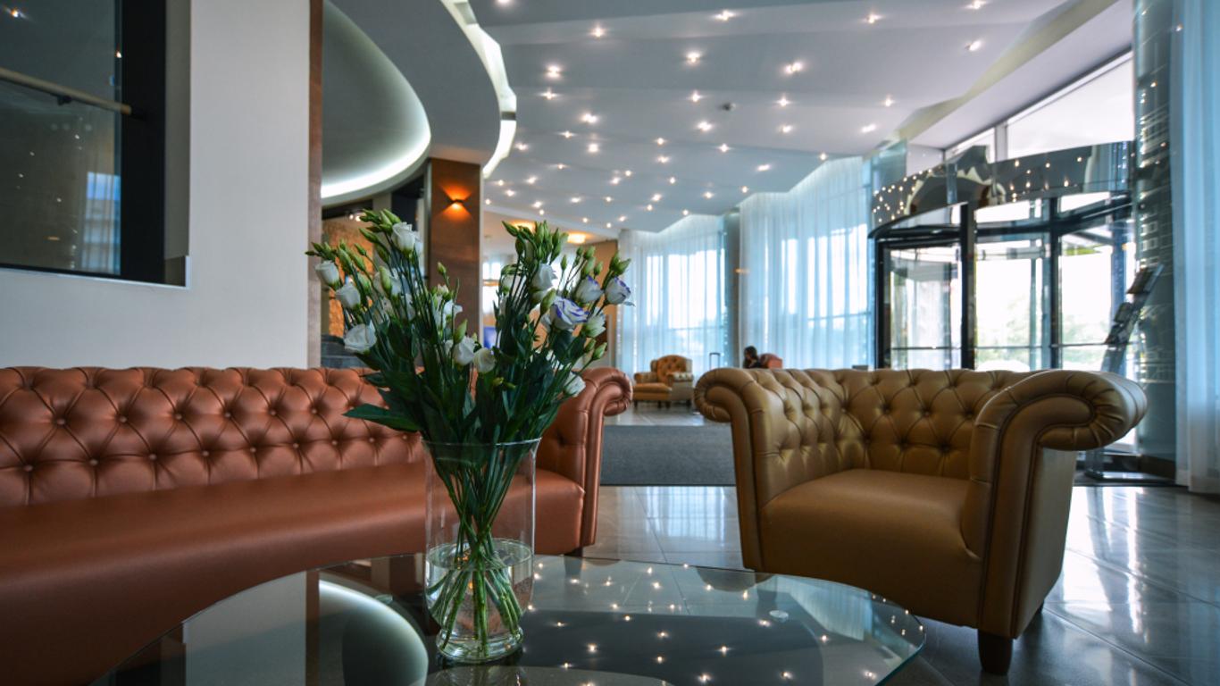 Hotel Mayak - Om Building