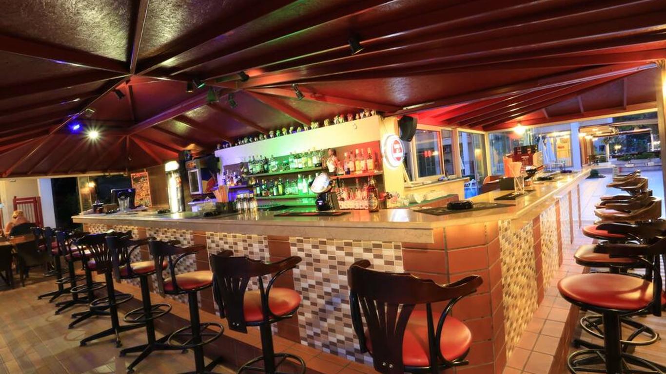 愛瑪黎絲俱樂部公寓酒店 - 馬馬利斯