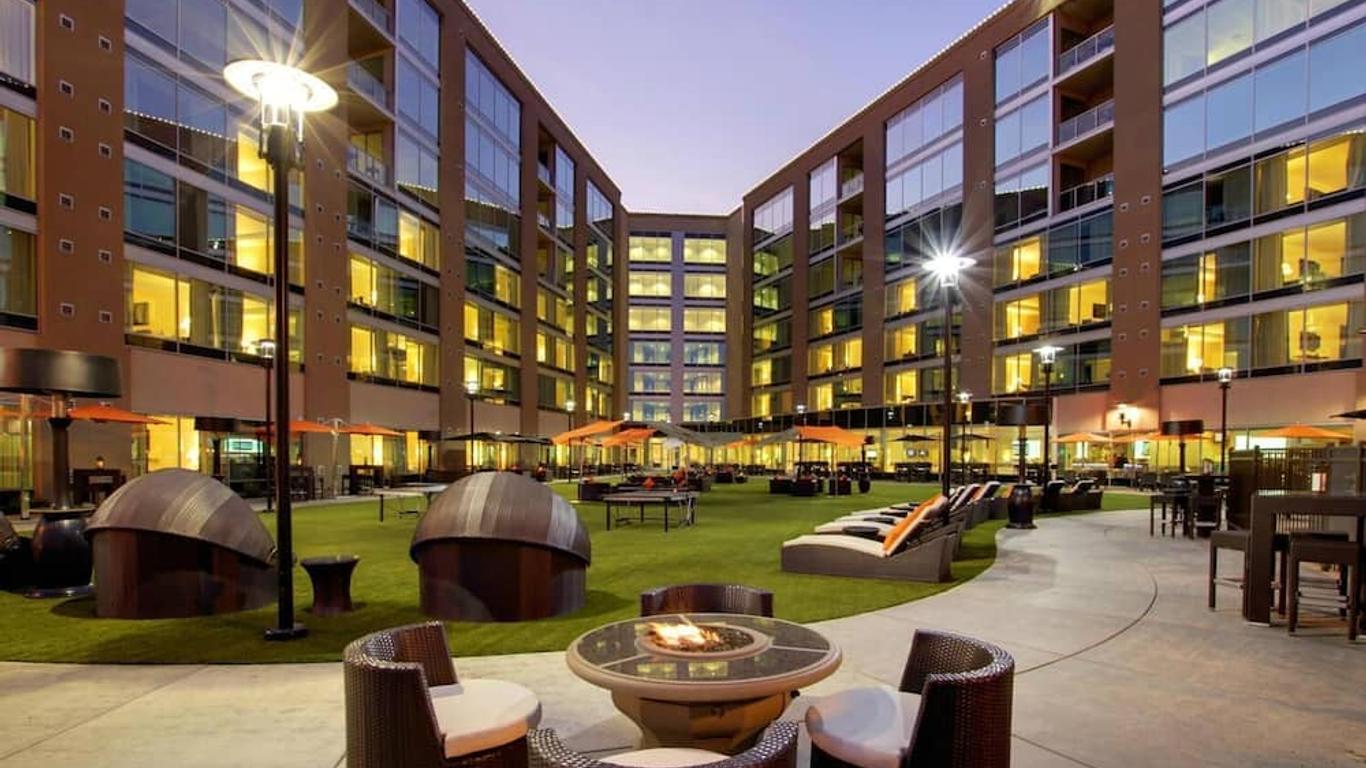 大學廣場水濱酒店 - 史塔克頓