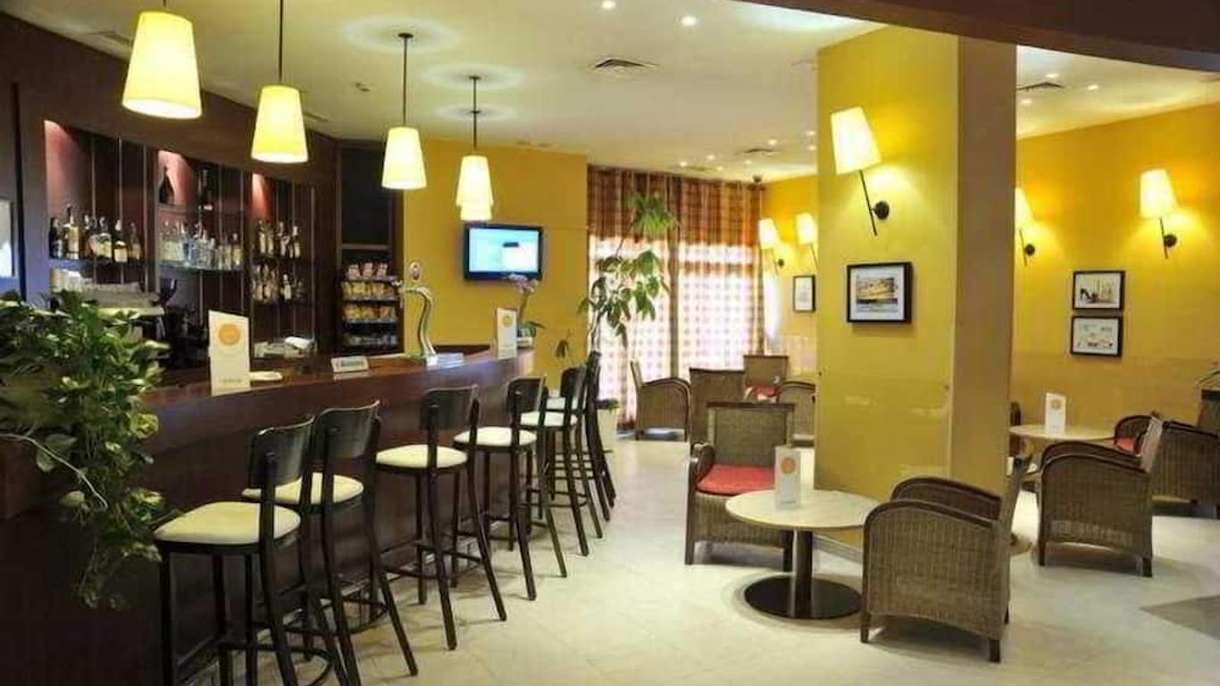 馬德里鐘樓阿爾卡拉德埃納雷斯酒店 - 埃納雷斯堡