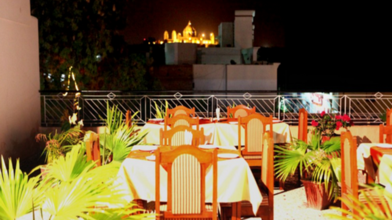 Hotel Sandhu Palace
