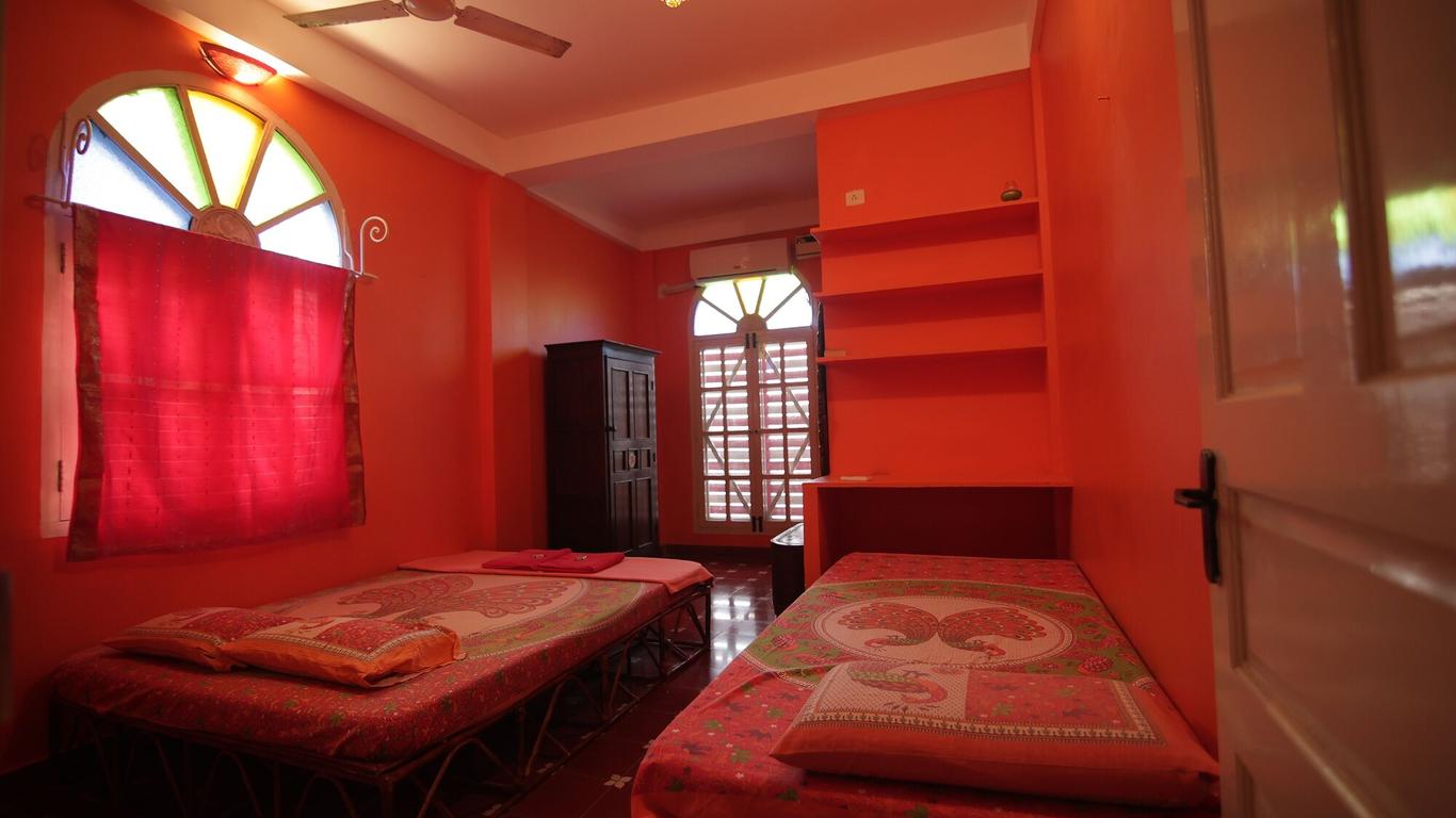 Holi-Wood Guesthouse